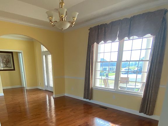 Dining room
and foyer