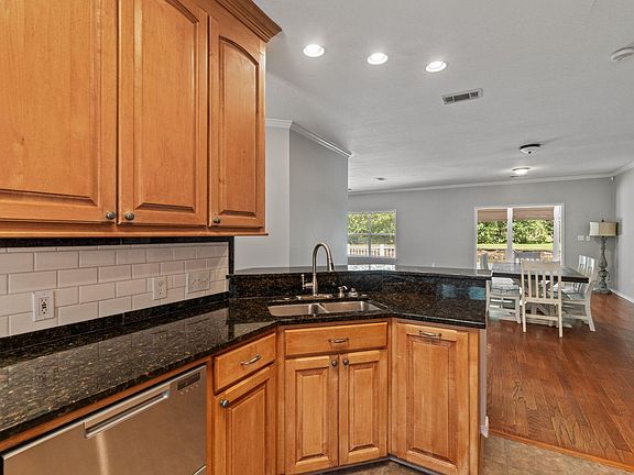 4th image of 7 Edinburgh Cir