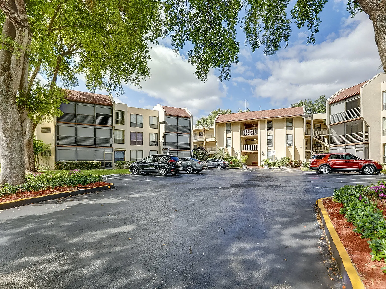 2 bed, 2.0 bath, 1023 sqft, $1,995 — Photo 3