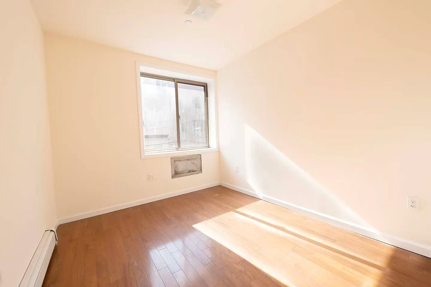 3 bed, 1000 sqft, $3,000 — Photo 2