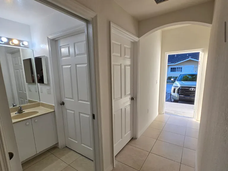3856 SW 48th Ave — Photo 4