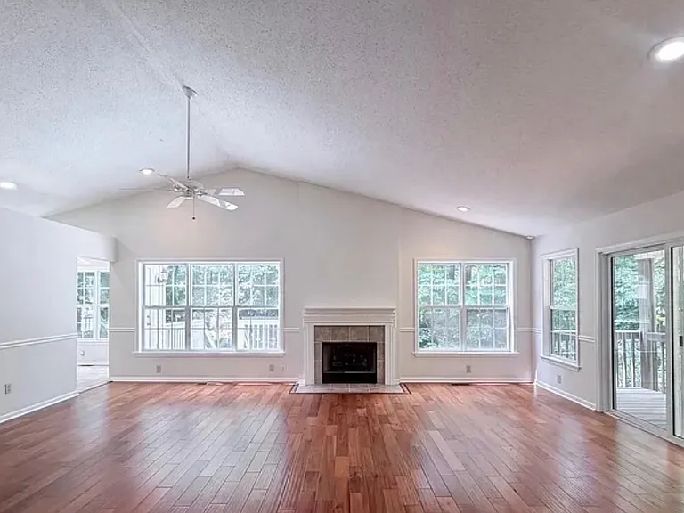221 Grandview Dr — Photo 4