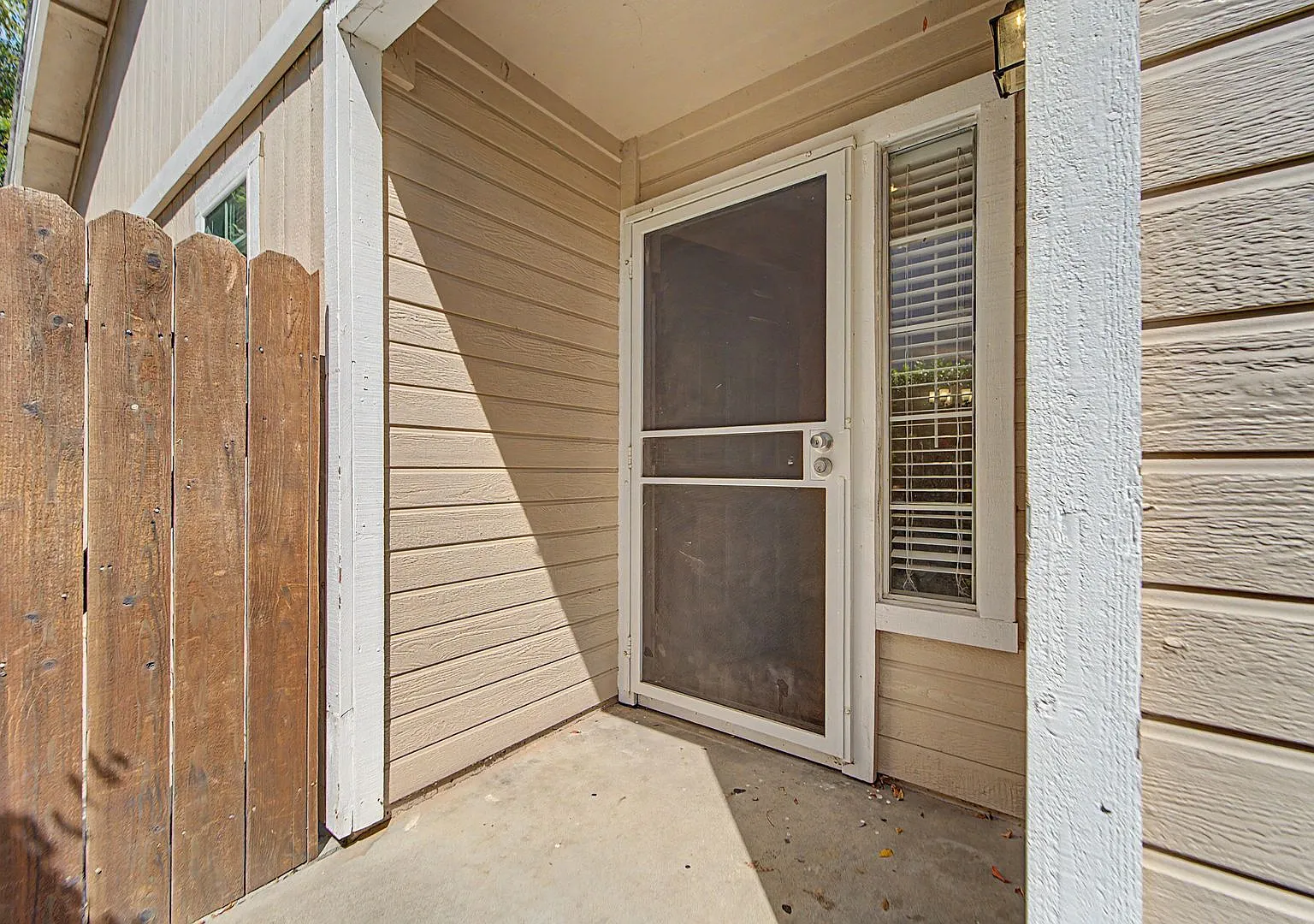 $500 Move-In Special | Beautiful 3-Bedroom Central City Home — Photo 2