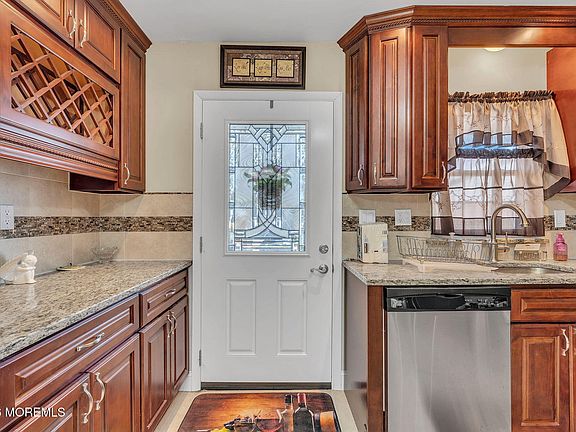 3rd image of 821B Balmoral Court