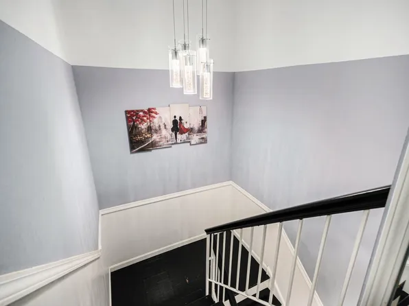 1921 Williamsburg Dr, Hoffman Estates, IL 60169