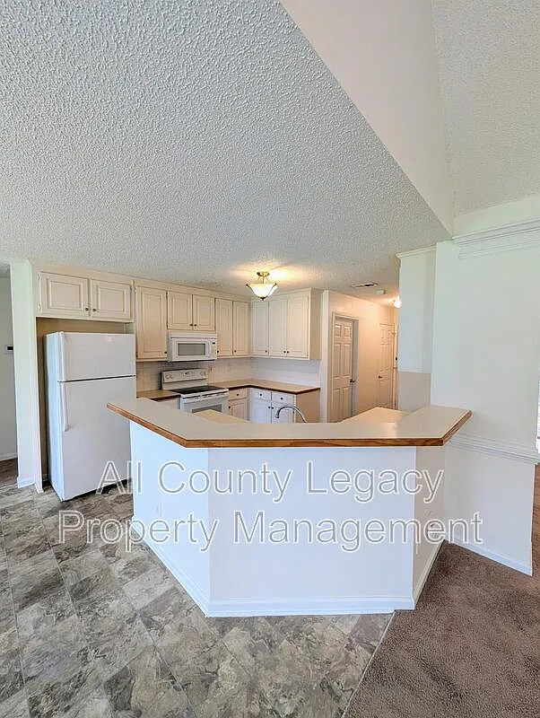 3 bed, 2.0 bath, 1956 sqft, $2,095 — Photo 3