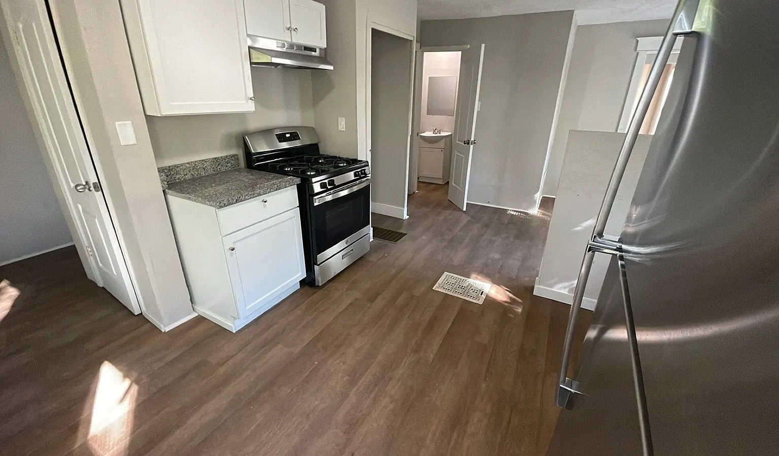3 bed, 1.0 bath, 1337 sqft, $1,272 — Photo 3