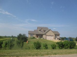 35779 Sharon Prairie Dr, Le Sueur, MN 56058