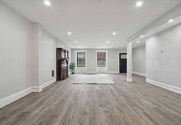 3rd image of 572 Franklin Ave Unit 1