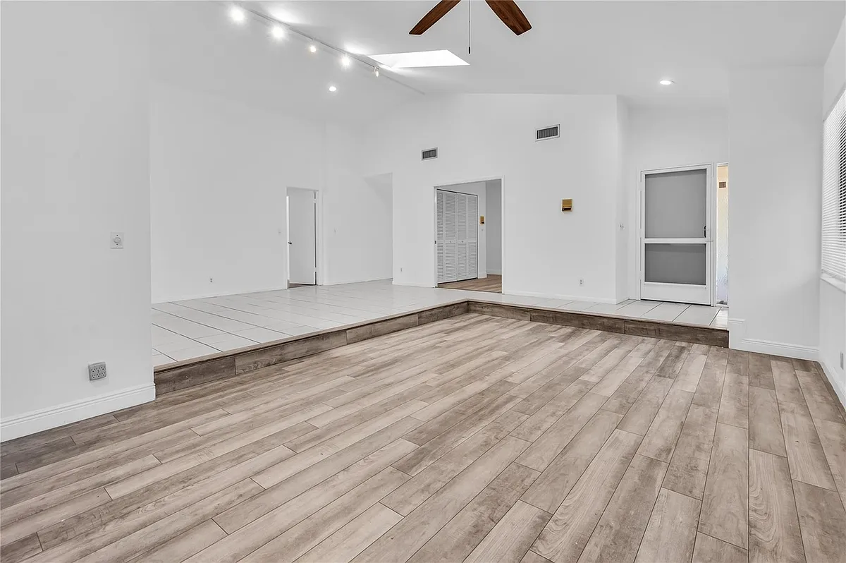 Building Photo - 7755 Kenway Pl E