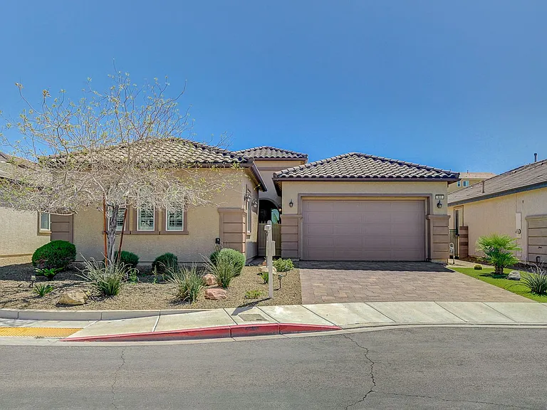 933 Everest Peak Ave — Photo 1