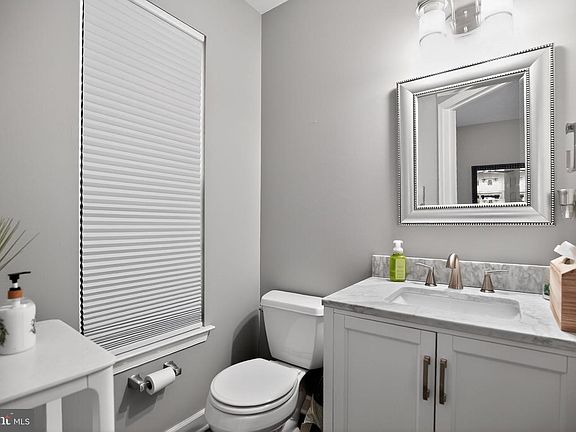 4th image of 8 Heron Pointe Ct