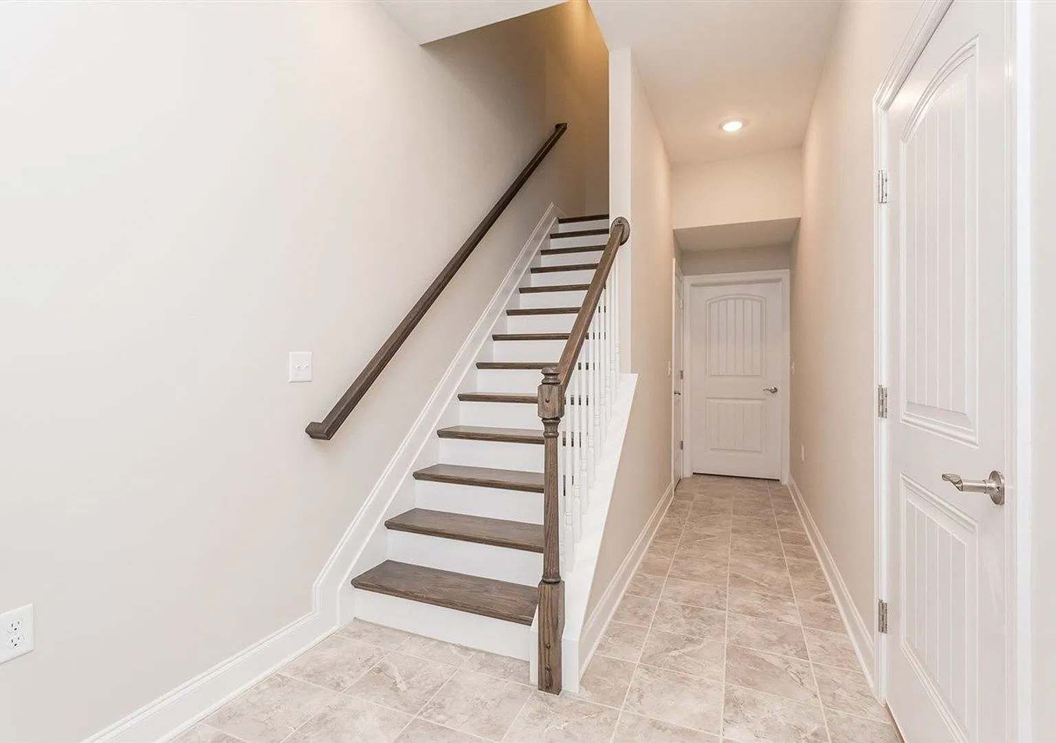 Spacious Luxury Townhome! Outstanding Location! — Photo 2