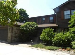 818 Sutton Dr #R, Northbrook, IL