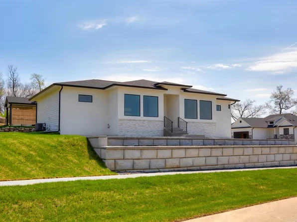 1247 Arbor Woods Dr, Pleasant Hill, IA 50327