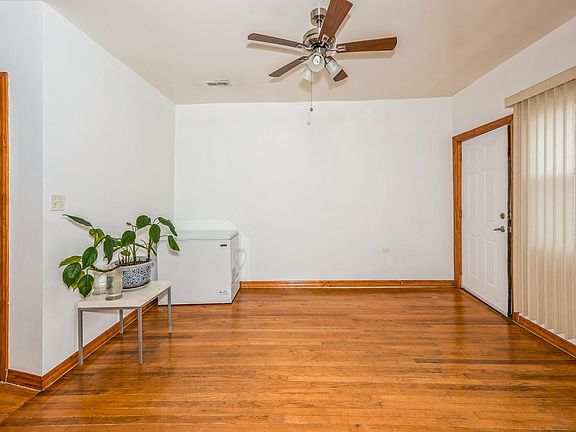 Livingroom in 1st unit
