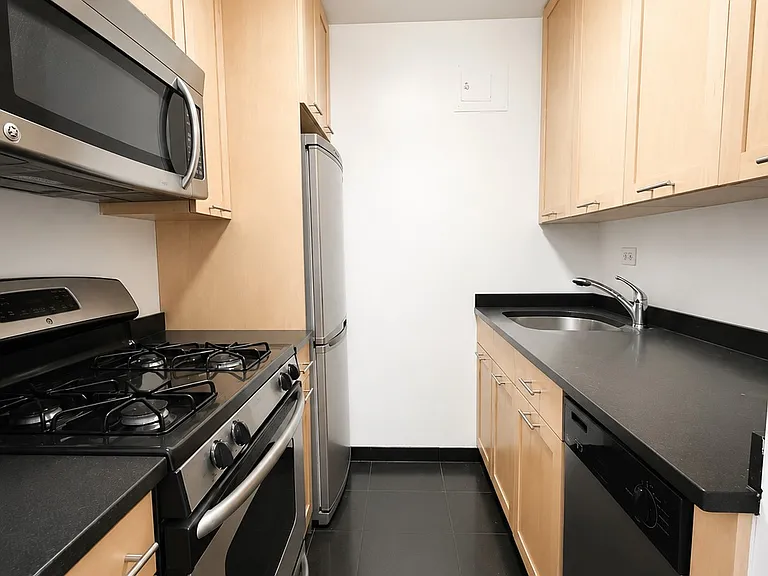 145 4th Ave #8K — Photo 2