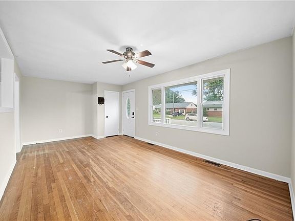 5th image of 10 Eastlawn Dr