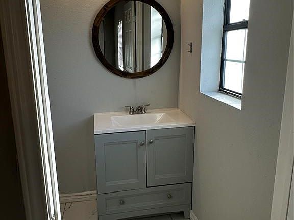 4th image of 400 Meadow Park Dr