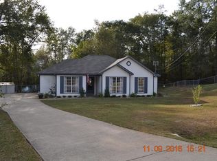 280 Oakleaf Ln, Smiths Station, AL 36877