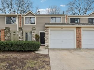 105 W Dover Dr, Mount Prospect, IL 60056