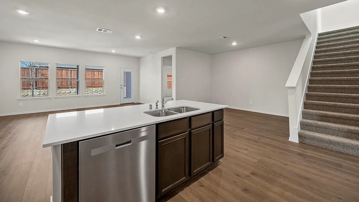 4 bed, 2482 sqft, $2,600 — Photo 4