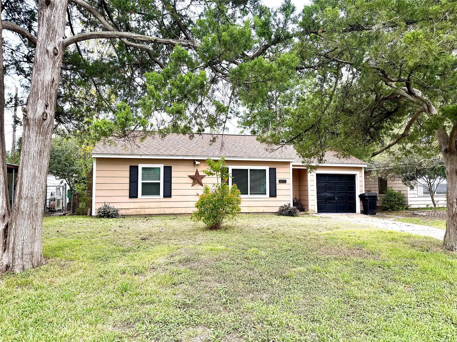 2 bed, 1.0 bath, 839 sqft, $1,600 — Photo 1