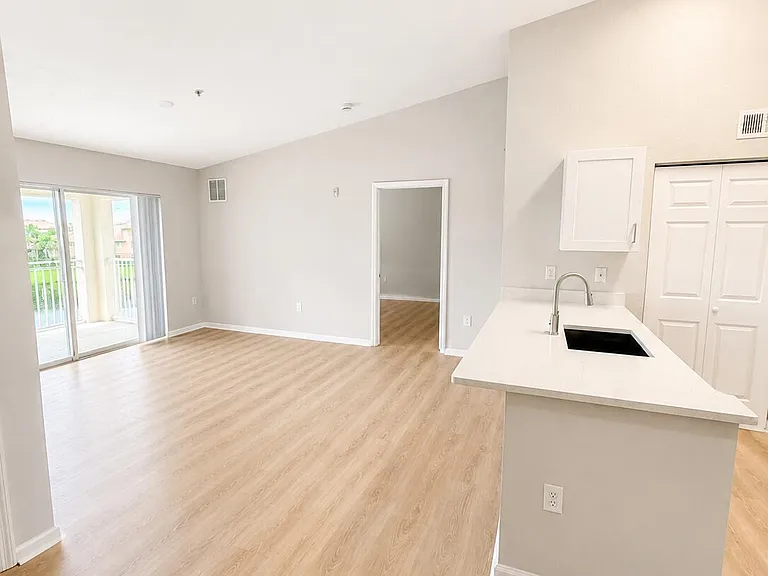 141 SW Palm Dr #306 — Photo 4
