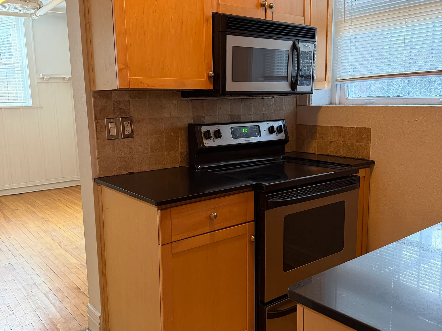 1 bed, 880 sqft, $1,350 — Photo 2