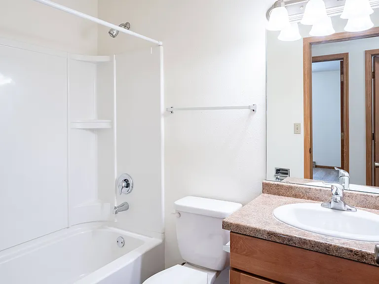 Fargo, ND Long Island Apartments | 2175B | Bathroom