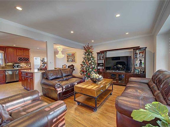 3rd image of 1862 Chelsea St