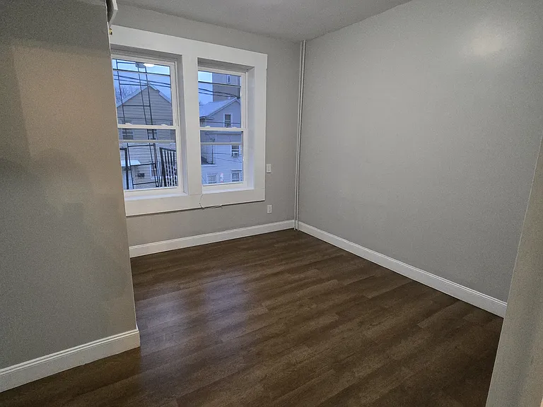 934 Pavonia Ave #4B — Photo 5