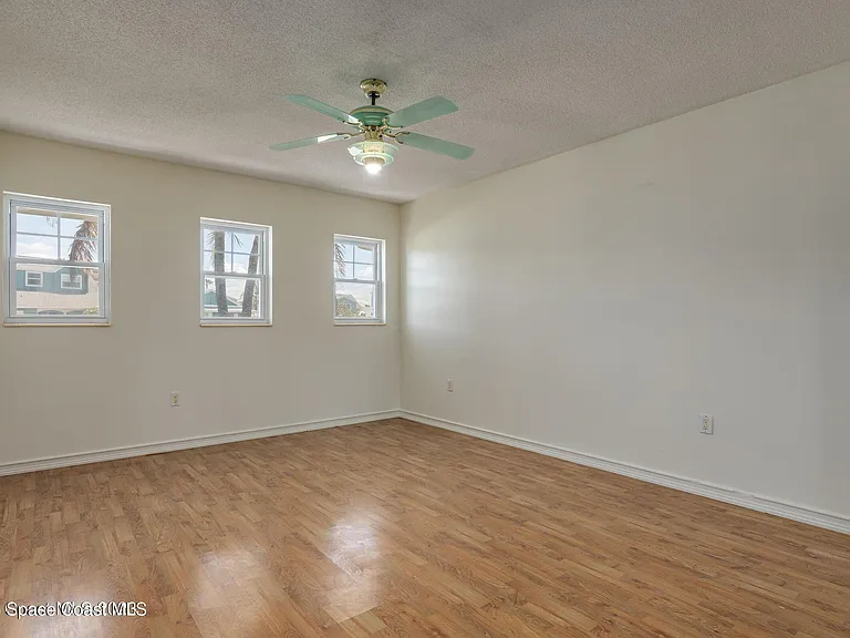 302 Emerald Pl E — Photo 17