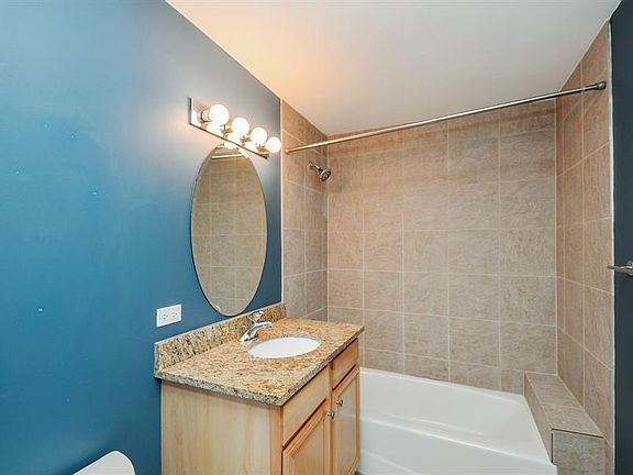 3rd image of 500 N Damen Ave APT 303