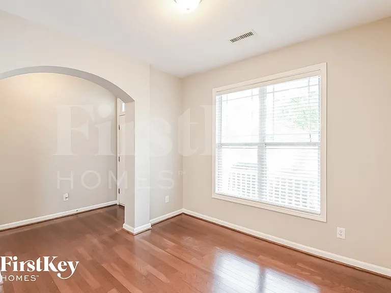 1020 Bridlemine Dr — Photo 2