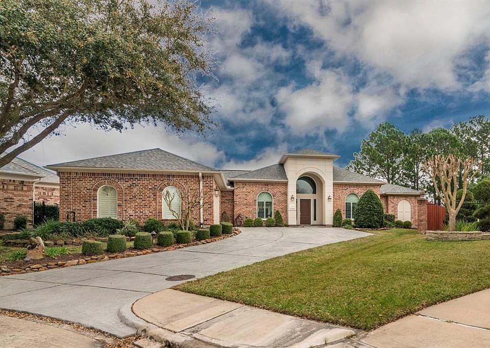 Welcome to Bay Oaks and to this elegant one level home.