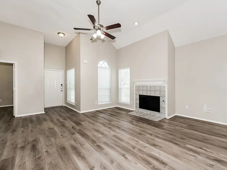 2124 Creek Royal Dr — Photo 4
