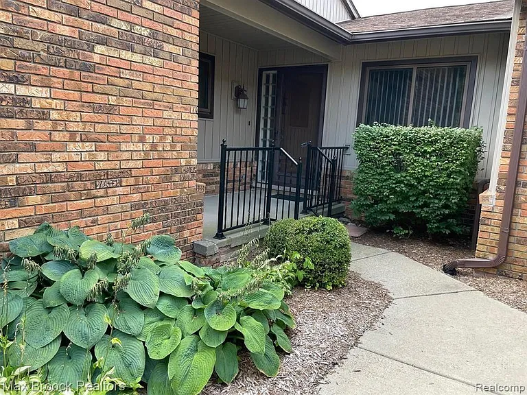 4585 Laurel Club Cir — Photo 17