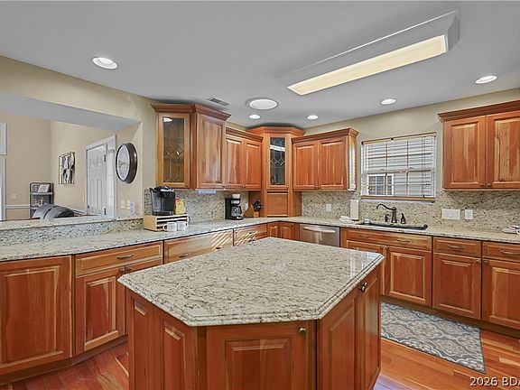 3rd image of 1953 Valley Rd