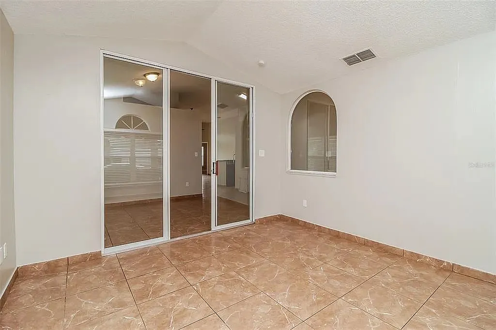 3 bed, 1252 sqft, $2,050 — Photo 2