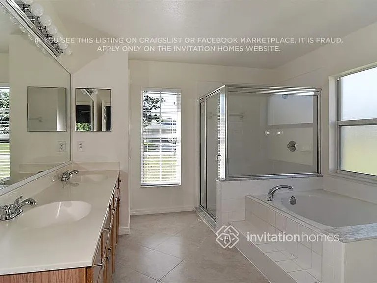261 NE Granduer Ave — Photo 13