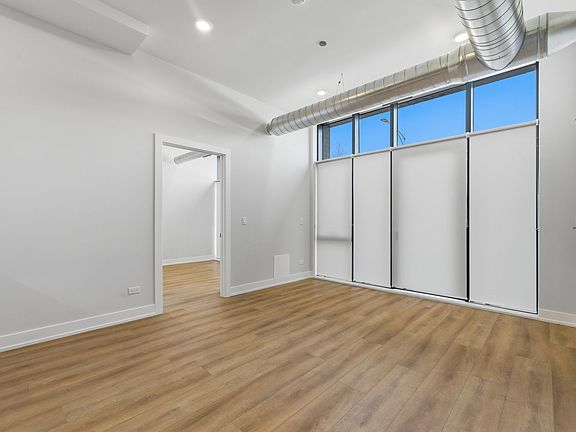 5th image of 2839 W Belmont Ave #101