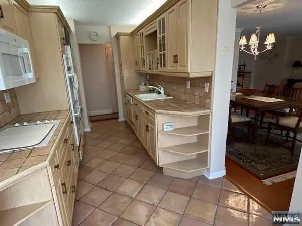 300 Winston Dr APT 302, Cliffside Park, NJ 07010