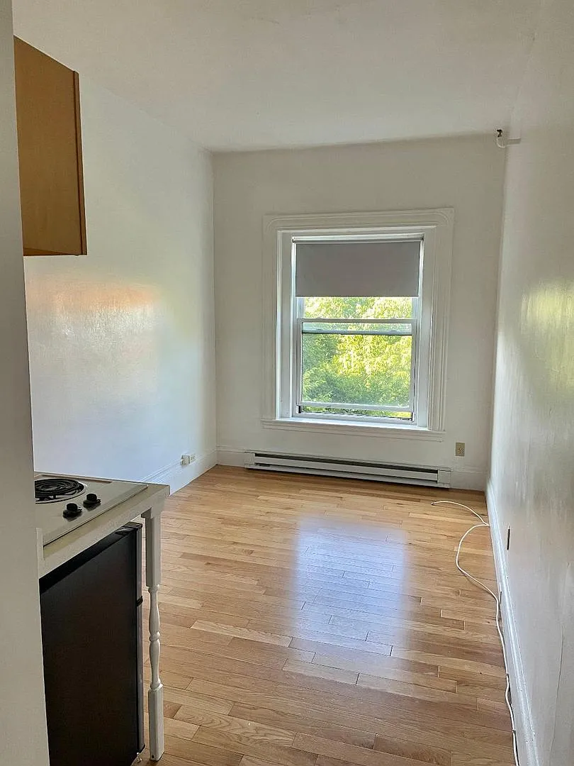 Just enough space in Brookline - Studio — Photo 4