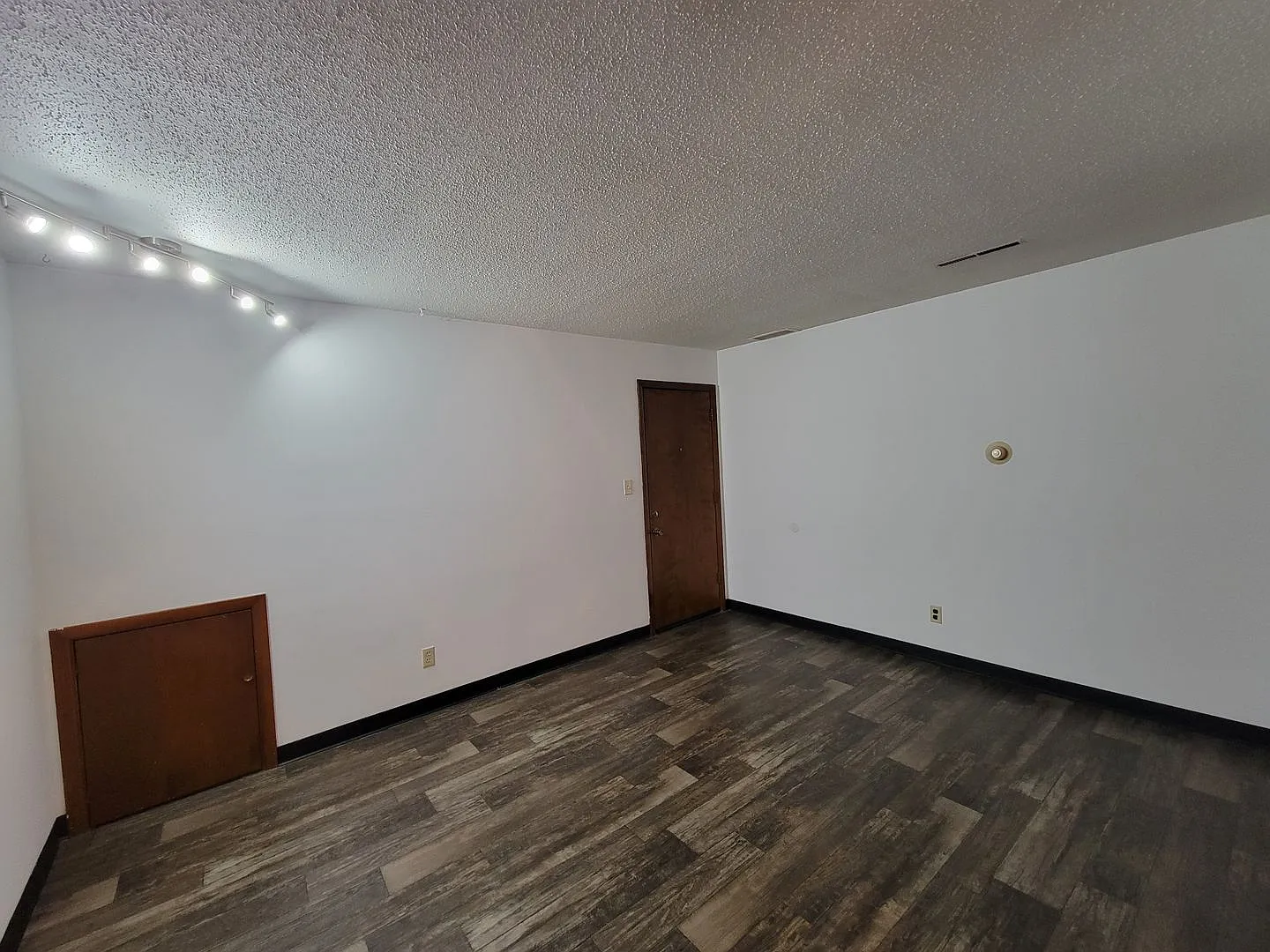 2110 Empire St — Photo 2