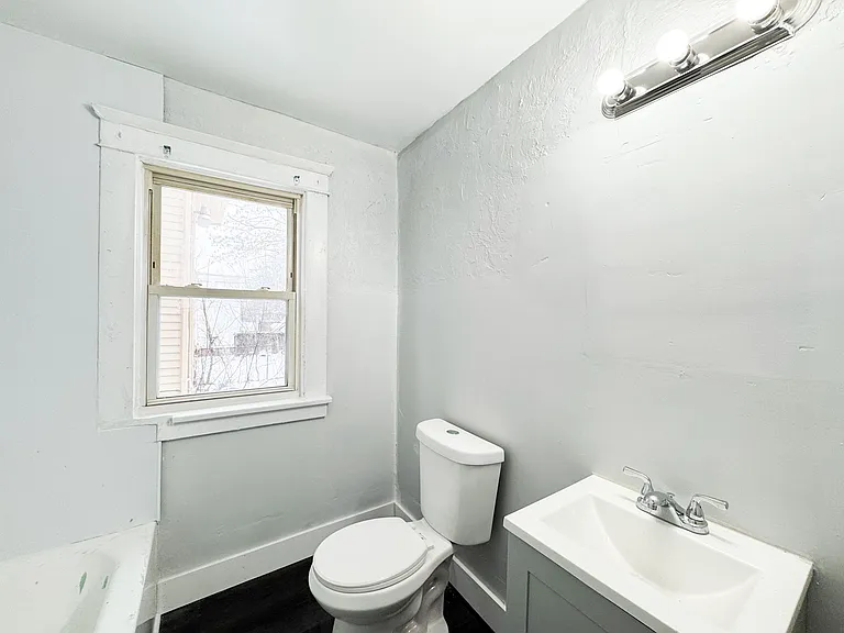 3 bed, 1.0 bath, 1200 sqft, $1,300 — Photo 16