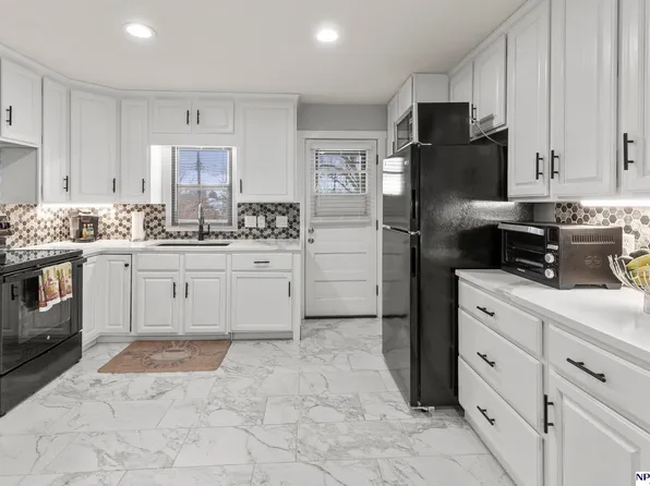 5902 S 50th St, Omaha, NE 68117