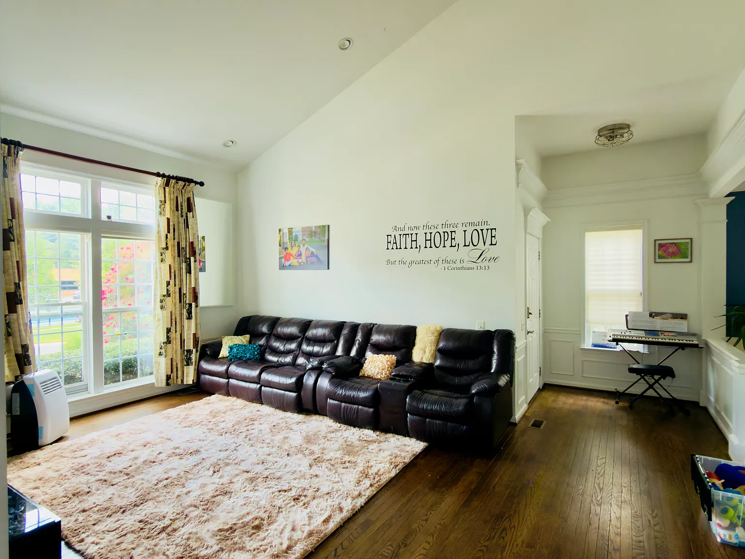 4 bed, 4.5 bath, 4000 sqft, $4,950 — Photo 3