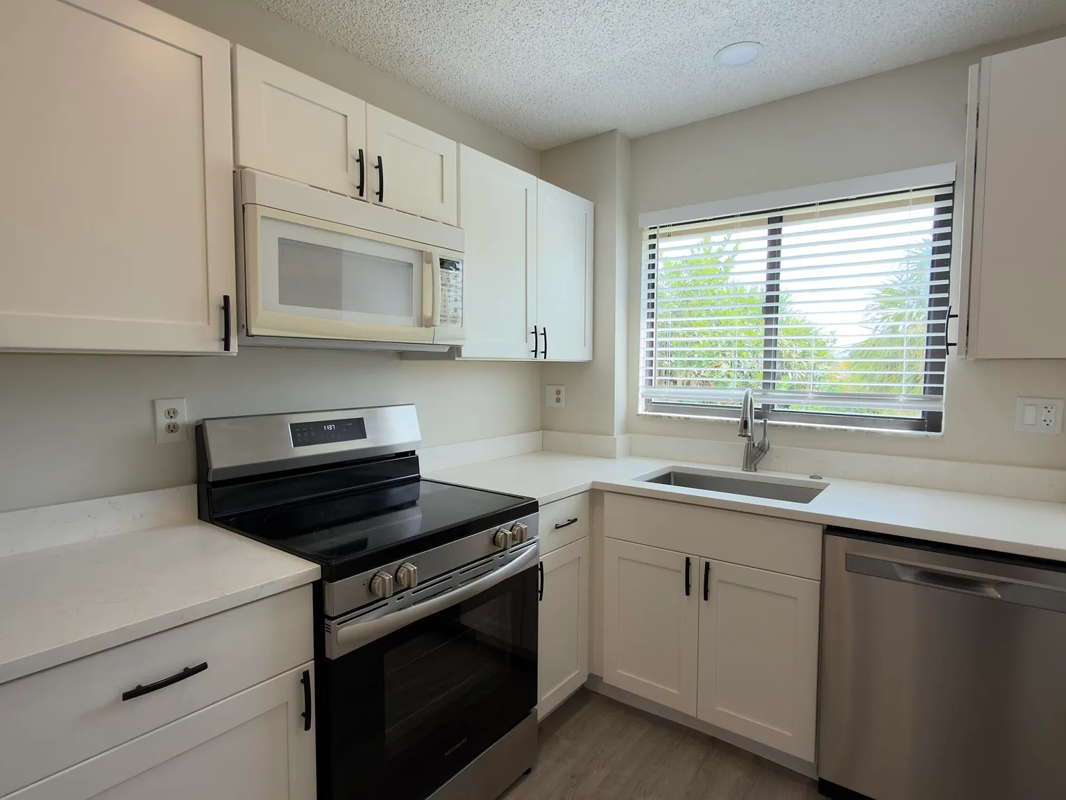 3 bed, 2.5 bath, 1640 sqft, $3,200 — Photo 2
