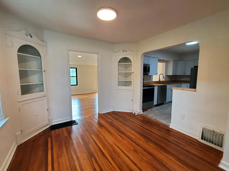 2722 Thompson Ave — Photo 4